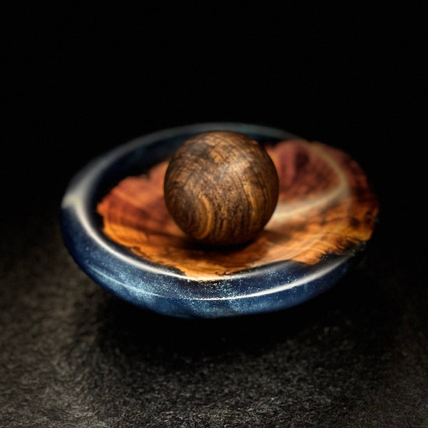 Bleiholz-Kugel auf Land • Zwetschgenknolle/Epoxy, ø 11 cm