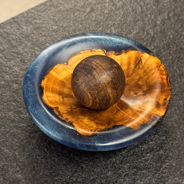 Bleiholz-Kugel auf Land • Zwetschgenknolle/Epoxy, ø 11 cm