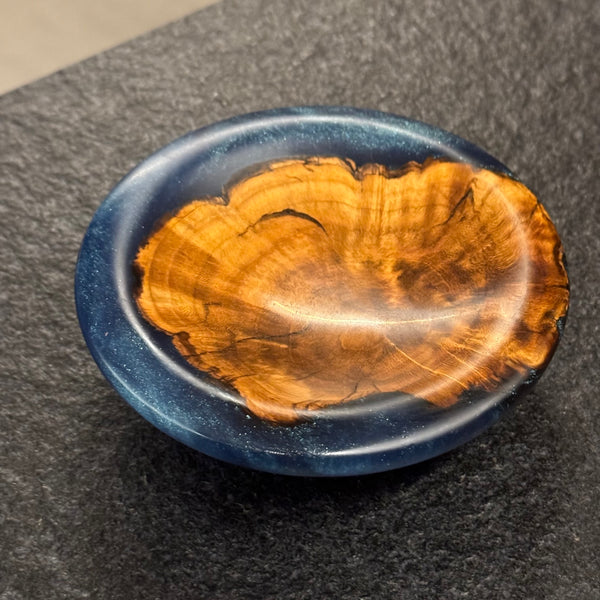 Bleiholz-Kugel auf Land • Zwetschgenknolle/Epoxy, ø 11 cm