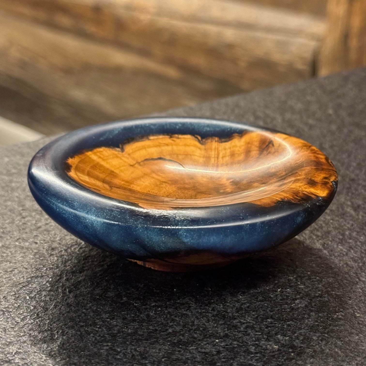 Bleiholz-Kugel auf Land • Zwetschgenknolle/Epoxy, ø 11 cm