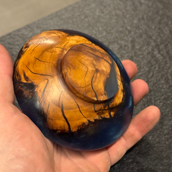 Bleiholz-Kugel auf Land • Zwetschgenknolle/Epoxy, ø 11 cm