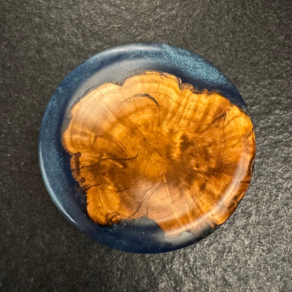 Bleiholz-Kugel auf Land • Zwetschgenknolle/Epoxy, ø 11 cm