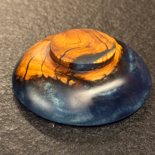 Bleiholz-Kugel auf Land • Zwetschgenknolle/Epoxy, ø 11 cm
