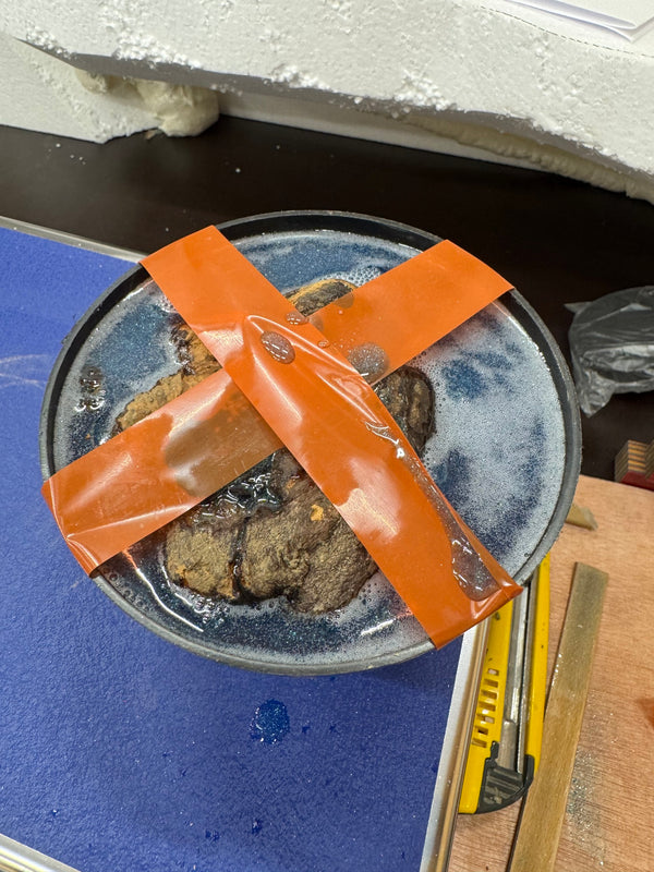 Bleiholz-Kugel auf Land • Zwetschgenknolle/Epoxy, ø 11 cm