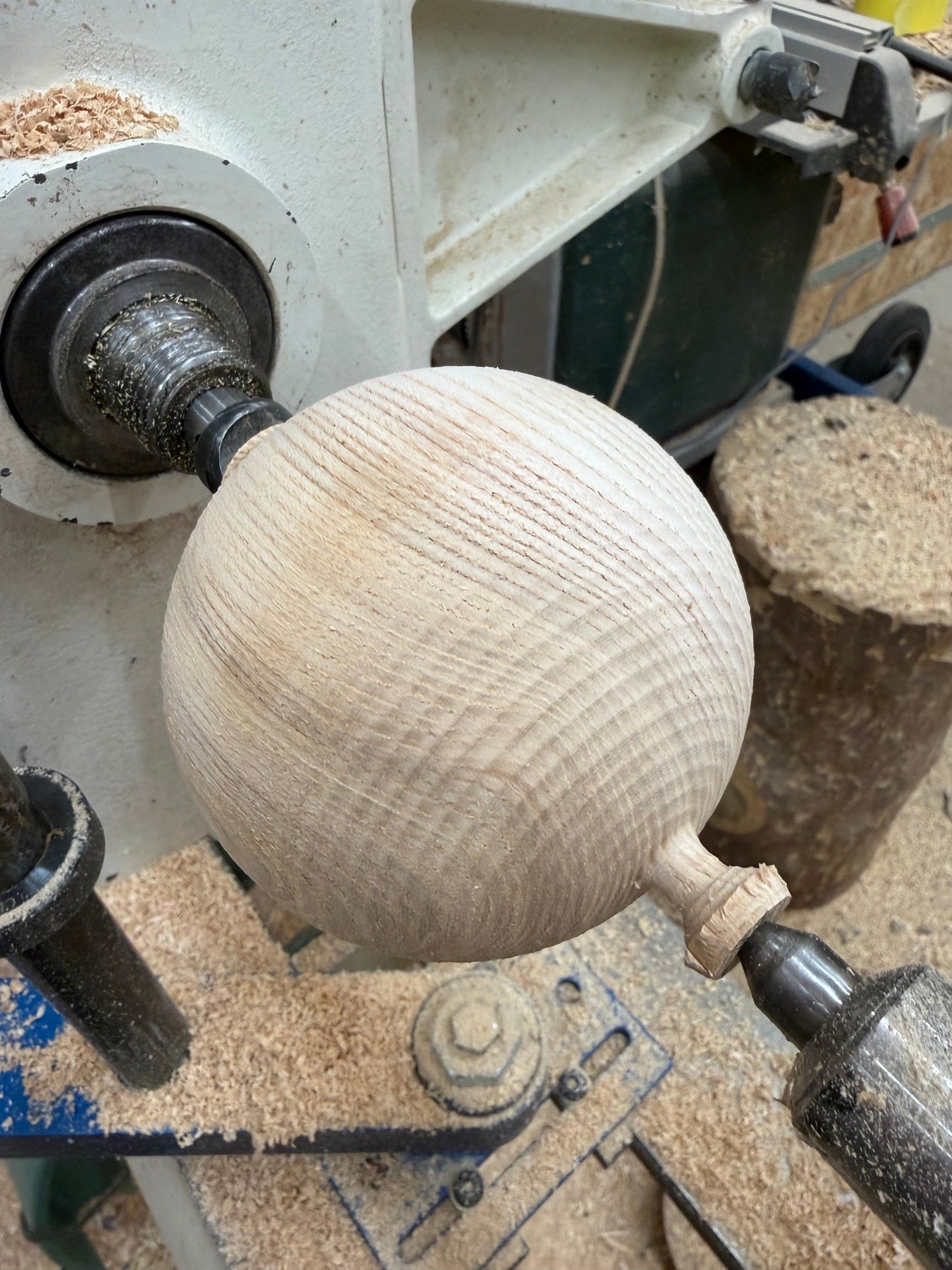 Kugel auf Kastanie - Kastanie/Esche, ø 35 cm
